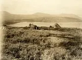 Samisk boplats, kåtor och människor intill vatten, Padjelanta.