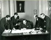 Gruppbild. Disponent Hans Hulthén omgiven av inköpschef Ernst Arne Grundin, Einar Harald, Jeansson och Torsten Henriksson.