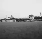 Ett flygplan står på Axamo flygplats i Jönköping.