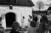 Konfirmation i Kållereds kyrka, år 1984. Procession från Almrothska koret till kyrkan.

För mer information om bilden se under tilläggsinformation.