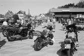 Kållereds Motorklubb visar upp motorcyklar i Kållereds centrum, år 1984.

För mer information om bilden se under tilläggsinformation.