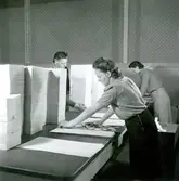 Rivning av brevpapper i Pappeteriet. Två okända kvinnor.