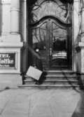Utanför Hotel Graf Moltke, Hamburg. November 1924