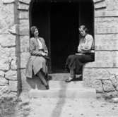 De båda Garbo (Greta Stenberg och Greta Hallberg) utanför min dörr i väntan på lunch. Bogotá i november 1934