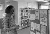 Ungdomsförfattaren Lasse Ekholm besöker Kållereds bibliotek, år 1984. 