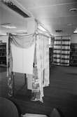 Kållereds hembygdsgille har gardinutställning på Kållereds bibliotek, år 1984.

För mer information om bilden se under tilläggsinformation.