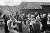Almåsgården och Lindome hembygdsgille anordnar sommarkafé på Börjesgården i Hällesåker, år 1984. Hällesåkers Spelmanlag spelar musik.

För mer information om bilden se under tilläggsinformation.