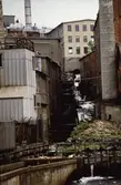 Kvarnbyfallet sett från Forsebron i Mölndal, 1970-tal. Den beige byggnaden i fonden är Ahlafors textilindustri/Carlsbergs Spinneri på Götaforsliden.