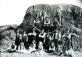 Papyrus personal. På bilden bland annat förman Lindgren och ytearbetare. Bilden tagen under höbärgning år 1909.