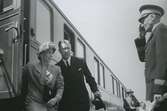 Kung Gustaf VI Adolf och drottning Louise på järnvägsstationen i kalmar.