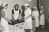 Köksutbildning, kvinnor som lagar mat.