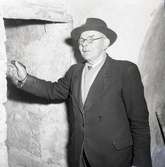 Bild på Kyrkvaktmästare Gustav Svensson som avgick den 1 november 1958.