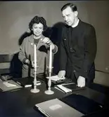 Fru Astrid A och kyrkoherde Holmström 19/8 -1965.