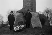 Invalidmonumentet. Från vänster konsul Hellberg, Johan Ljungdahl, 1938, 12888.