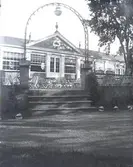 Huvudentrén till Folkets park i Kalmar. Leder till serveringspaviljongen.