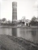 Systraströmmen i Kalmar med Västerport. I bakgrunden syns vattentornet.