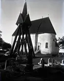 Kläckeberga kyrka med klockstapel.