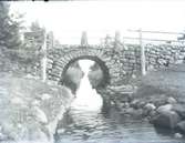 En stenvalvsbro över Drags kanal.