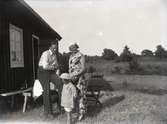 Manne Hofrén med hustru Karin och sonen Erik utanför familjens sommarstuga på Drag, Ryssby s:n.