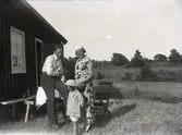 Manne Hofrén med hustru Karin och sonen Erik utanför familjens sommarstuga på Drag, Ryssby s:n.