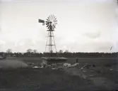 Vindturbinpump som länsar invallad mark.