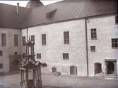 Inre borggården i Kalmar slott samt brunnen som är nuvarande loggan till Kalmar Läns Museum.
