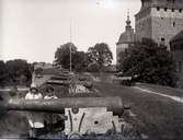Vall med kanoner och två flickor på Kalmar slott.