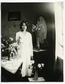 Flicka på konfirmationsdagen.