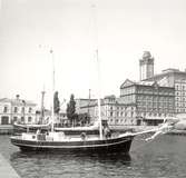 Såldes 1952 eller 53 till Stockholm som lustyacht o. riggades till ketch. Redare Ivar Åstedt 1919-52.