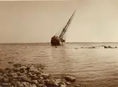 Skeppsbrott, troligen Öland (Köpingsvik?)
Foto Nils Kreuger c:a 1900. Ur Kreugers dödsbo.

Dovre av Brantevik, byggd i Tvedestrand 1885. Hon var på 434 bruttoton och inköptes till Sverige 1905. Hade i början av april 1911 på resa Simrishamn - Mönsterås i barlast ankrat i Blårörsviken n. om Borgholm för den hårda stormen. 3/4 brast båda ankarkättingarna och fartyget drev upp i viken och strandade. Skutan blev vrak och kondemnerad i Kalmar. Höggs senare upp.