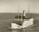 Postångaren Öland med en godsvagn tvärs på fördäck.
1950-51. 

Foto: Rolf Lind