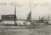 Uno av Västervik

Foto i Kalmar hamn omkring 1910.
1 diapositiv 5 x 5.
Uno avbildad i Hvar 8 Dag, årg nr 15, sidan 262.