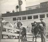 Ungnöt lossas från postångaren Öland.
Vid Kalmar hamn omkring 1939-40.