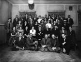 Sibert Nilssons studenthippa 1953, 30169.
Sittande på golvet från vänster: Alf Westman,?,Bertil 