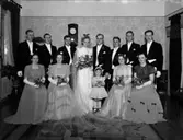 Ett ståtligt kyrkbröllop ägde rum 8/1 1948 i Hemmesdynge kyrka. Lantbrukaren Karl Edmund Jönsson N. Nöbbelöv, sammanvigdes med fröken Ellna Bengtsson, dotter till framlidne lantbrukaren Hans Bengtsson och hans maka, född Schunnesson. Kontraktsprosten G. A. Fredlund förrättade vigseln., 22564. Stående från vänster: 1 Kai Bengtsson född 17/1 1921 död 1/3 2009. Gift 26/6 1958 med Meeri Palojoki Finland. Broder till bruden. 2 Sven-Otto Nyman född 24/10 1929, kusin till brudgummen. 3 Lennart Andersson, kusin till brudgummen. 4 Ellna Bengtsson född 31/7 1923 död 20/2 2009 från Hemmesro Gård Hemmesdynge, brud. 5 Karl Edmund Jönsson född 16/11 1921 död 2/1 1994 N. Nöbbelöv, brudgum. 6 Håkan Bengtsson född 27/4 1929 död 2/2 2010. Broder till bruden, gift 8/4 1961 med Ruth Jönsson Skåre Trelleborg. 7 Nils Bengtsson född 30/10 1926 död 5/8 1997. Broder till bruden, gift 19/6 1939 med Ruth Carlssson Bohuslän född 24/6 1922 död 4/5 2015. 8 Bertil Lindström född 11/6 1927, kusin till brudgummen. Sittande från vänster: 1 Ebba Schunnesson född 28/2 1923, kusin till bruden. Gift 24/3 1950 med John Steen född 30/8 1918 död 31/12 1961. 2 Kerstin Bengtsson född 8/10 1924 död 21/1 2008 , syster till bruden. Gift 31/12 1958 med Bengt-Arne Emilsson Blekinge. 3 Lena Bengtsson 24/11 1943, ogift, dotter till brudens äldste bror Per Bengtsson Felestad Svalöv född 4/3 1917 död 25/7 2001. 4 Inga-Lisa Jönsson född 5/10 1924 död 11/12 1996, ogift, brudgummens syster. 5 Anna-Lena Schunnesson född 9/12 1922, gift med kusin till bruden, John Schunnesson född 29/12 1919.