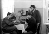 Judiska män som varit fångar i koncentrationsläger men räddats till Sverige spelar schack och lyssnar på radio på Beredskapssjukhuset i Kalmar.