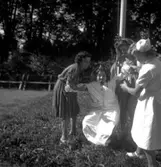 Patienter på Beredskapssjukhuset vid flaggstången.