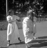 Patienter och personal på Beredskapssjukhuset vid leker vid flaggstången.