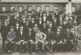 Gruppfoto av hyttarbetare vid Pukeberg, troligen 1918.