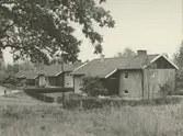 Enfamiljshusen, som byggdes 1955, har tre rum och kök. Bostadsytan är 65,5 kvadratmeter. Till detta kommer 20 kvadratmeter hobbyrum i källaren, som är helt utgrävd. Husen har placerats diagonalt för att skapa mindre insyn och mera utblickar mot tomt, gata och bruksmiljö.
