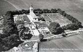 Flygfoto av Gudhems klosterruin och kyrka.