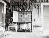 Interiör av hall med kabinettskåp medmera.