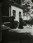 Fröken Jenny och Aurore Stålhammar utanför 