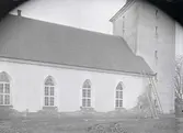 Torslunda kyrka under restaureringen 1928.

Torslunda kyrka är en kyrka som ligger på Öland och tillhör Torslunda församling. Kyrkan är byggd i sten och är kalkad på utsidan. Kyrkogården är relativt stor. Intill kyrkan ligger församlingshem och pastorsexpedition.

I sin nuvarande form består kyrkan av ett rektangulärt långhus med kor i öster och torn i väster. Ursprungliga kyrkan uppfördes på 1100-talet. Det rakt avslutade koret tillkom på 1200-talet. Bortsett från kyrktornet fick kyrkan sin nuvarande form år 1776. Kyrktornet byggdes till 1819 och ersatte en klockstapel.

(Hämtat från Wikipedia)