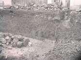 Utgrävning å hotelltomten ca 1925. Spår av husgrunder och stenläggning.