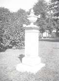Konsthistorienotarien Johan Johanssons (1791-1895) gravsten. Marmorpelare med 
klassisk urna. Före 1927 års restaurering.