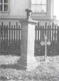 Handlanden J.P. Kinneckes (död 1847) gravvård. Pelare av kalksten med urna; denna söndersprucken.

Foto före restaurering 1927.
