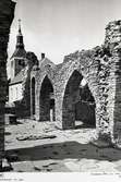 Långhuset från ostsydost. Kyrkan i bakgrunden.