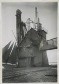 Elevatorn vid Kalmar ångkvarn 1924. Utanför elevatorn ligger ett fartyg och lossar.