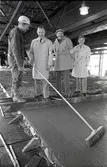 Ölandsbron gjutes samman.
Från vänster: konstruktör Stanley Gustafsson.
Chef Ölandsbron Rune Skoglund.
Sydöstra Vägavdelningen Hugo Lund.
